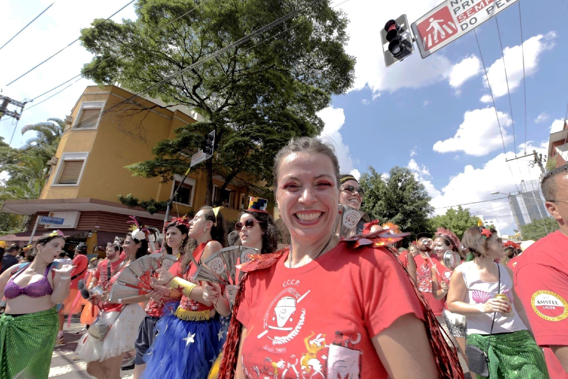 Bloco Confraria do Pasmado desfila pela Vila Madalena, em São Paulo, no segundo dia de pré-Carnaval da capital paulista - Chello/Framephoto/Estadão Conteúdo