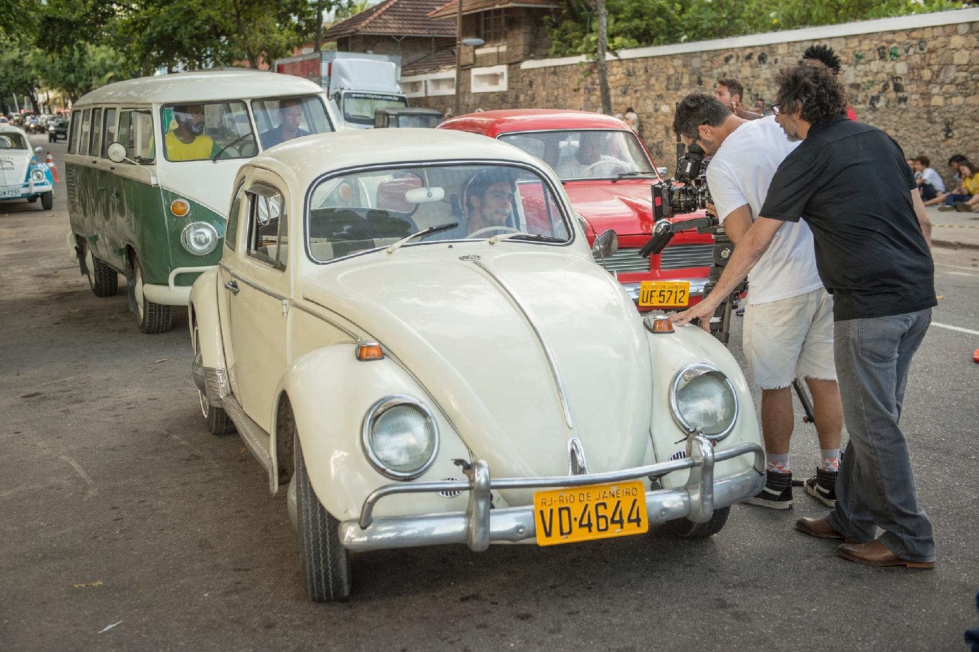 Renato Góes (Renato) dirige Fusca e recebe orientações durante gravação de "Os Dias Eram Assim" pelas ruas de Ipanema, na zona sul do Rio de Janeiro - Mauricio Fidalgo/TV Globo