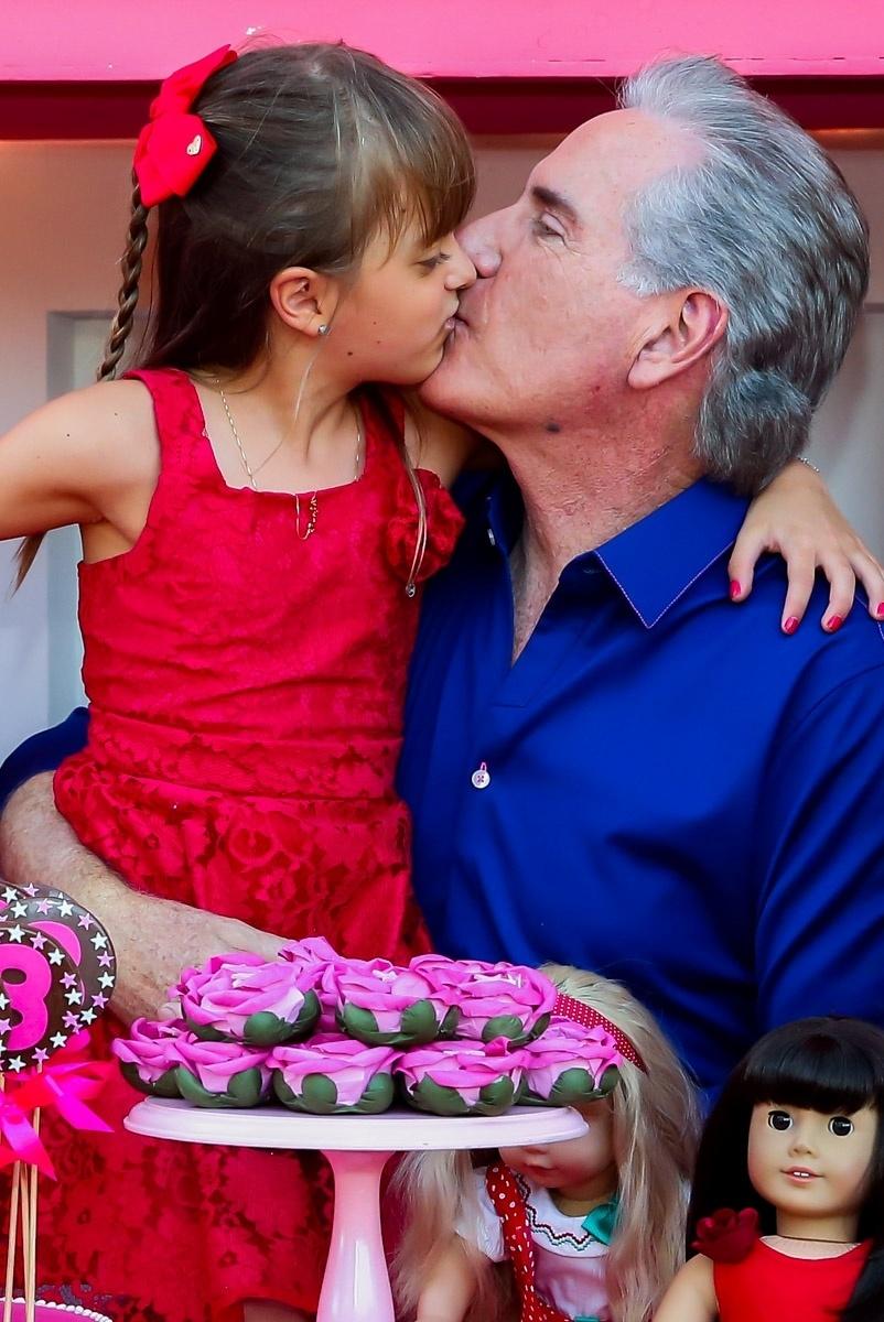 Roberto Justus troca beijinho com a filha, Rafaella, na festa de aniversário dela - Manuela Scarpa/Brazil News