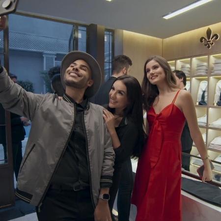 Hugo Gloss e Kéfera tiram selfie com Luiza (Camila Queiroz) em "Pega Pega" - Reprodução/TV Globo - Reprodução/TV Globo