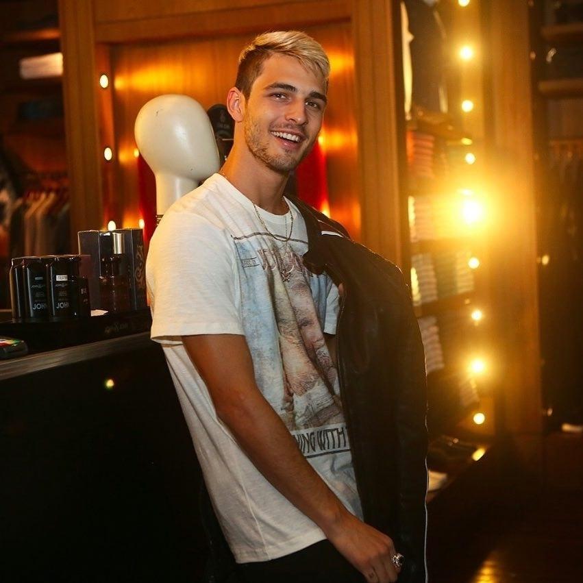 O ator Brenno Leone também foi básico: investiu na jaqueta com camiseta com estampa irreverente. - Divulgação