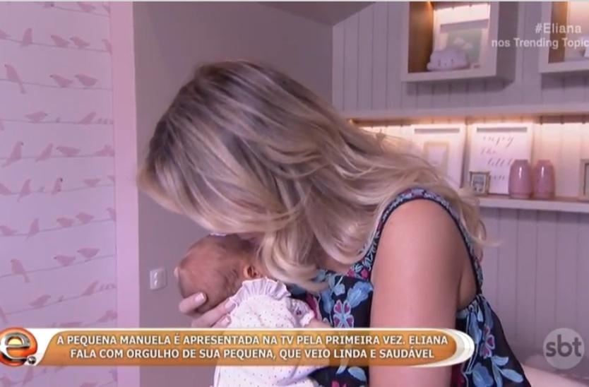 Eliana mostra a filha Manuela no retorno ao programa - Reprodução / SBT