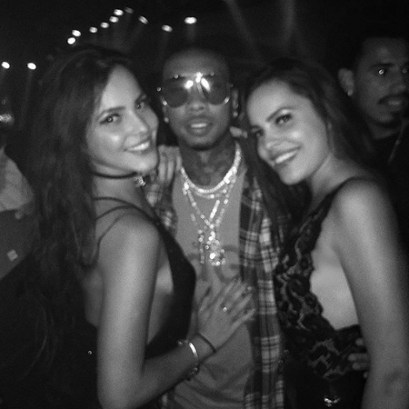 Emilly e Mayla posam com rapper Tyga - Reprodução/Instagram/emillyaraujoc