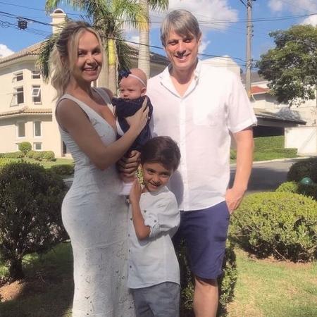 Eliana com o noivo, Adriano Ricco, e os filhos, Manuela e Arthur - Reprodução/Instagram