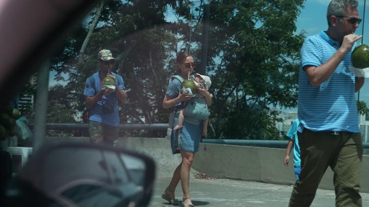 Natalie Portman passeia com a família em Niterói, no Rio de Janeiro - AgNews - AgNews
