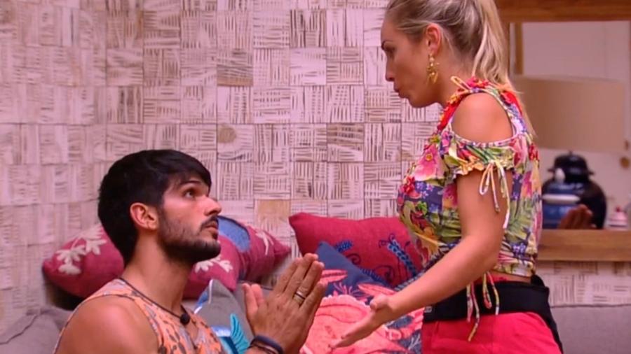 Lucas e Jessica, no "BBB 18": mesmo sem estar comprometida, a personal trainer é muito mais julgada do que ele - Reprodução/TV Globo