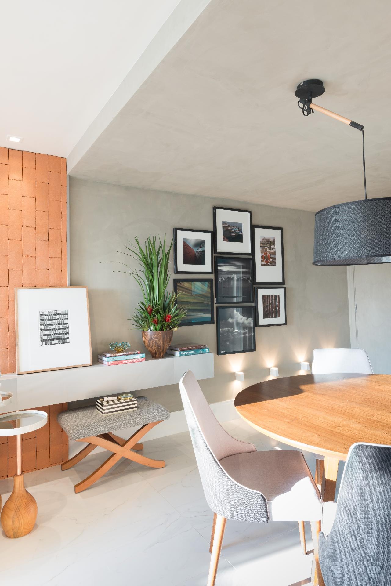 O arquiteto responsável pelo projeto queria transmitir jovialidade e um toque moderno ao ambiente. Para isso, ele apostou no cimento queimado, que sobe da parede para o teto, valorizando a área da sala de jantar. Versátil, a proposta cai muito bem tanto para o estilo contemporâneo quanto para o industrial ou mesmo rústico. Projeto: Lucas Barbosa, da Studio Lucca - Jana Oliveira/ Divulgação