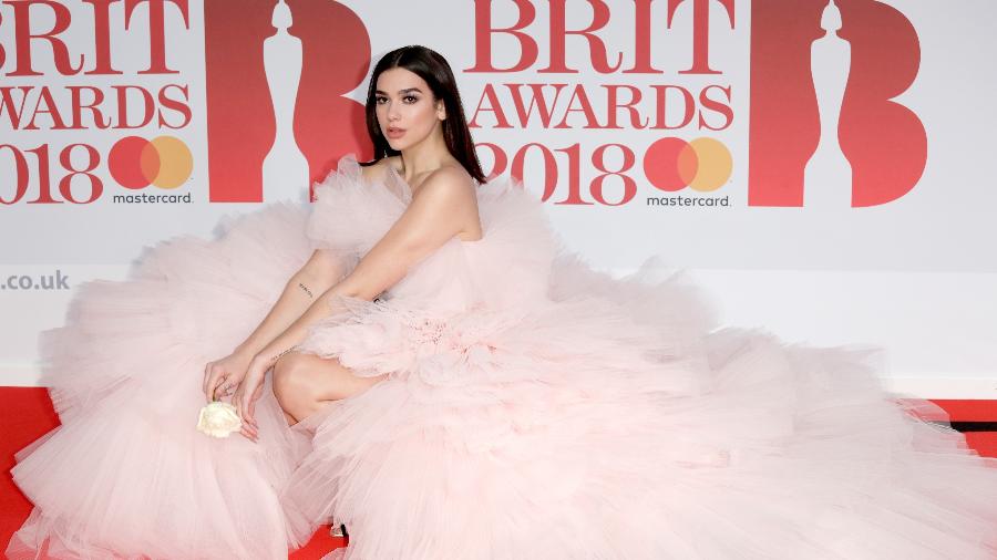 Dua Lipa senta no tapete vermelho do Brit Awards 2018, em Londres - John Phillips/Getty Images