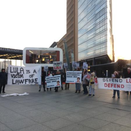 Manifestantes à favor de Lula e Dilma na Potsdamer Platz, em Berlim, antes da exibição do filme "O Processo" - Bruno Ghetti/UOL - Bruno Ghetti/UOL