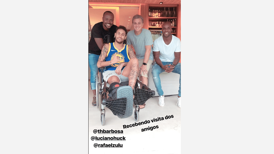 Neymar Jr. recebeu a visita dos "parças" Luciano Huck, Thiaguinho e Rafael Zulu  - Reprodução/Instagram