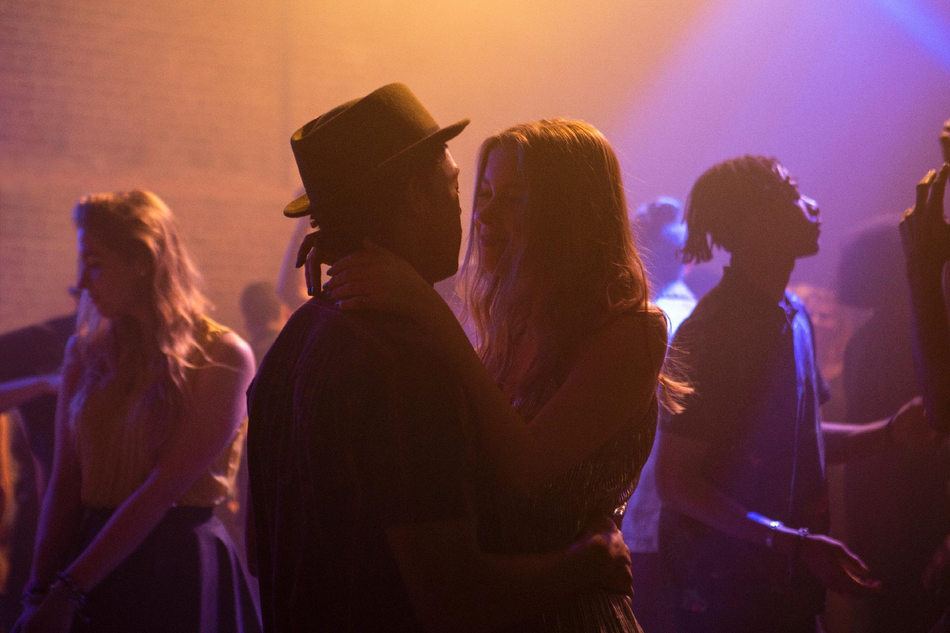 Harry (Percelle Ascott) e June (Sorcha Groundsell) em cena de "Os Inocentes", da Netflix - Divulgação/Netflix