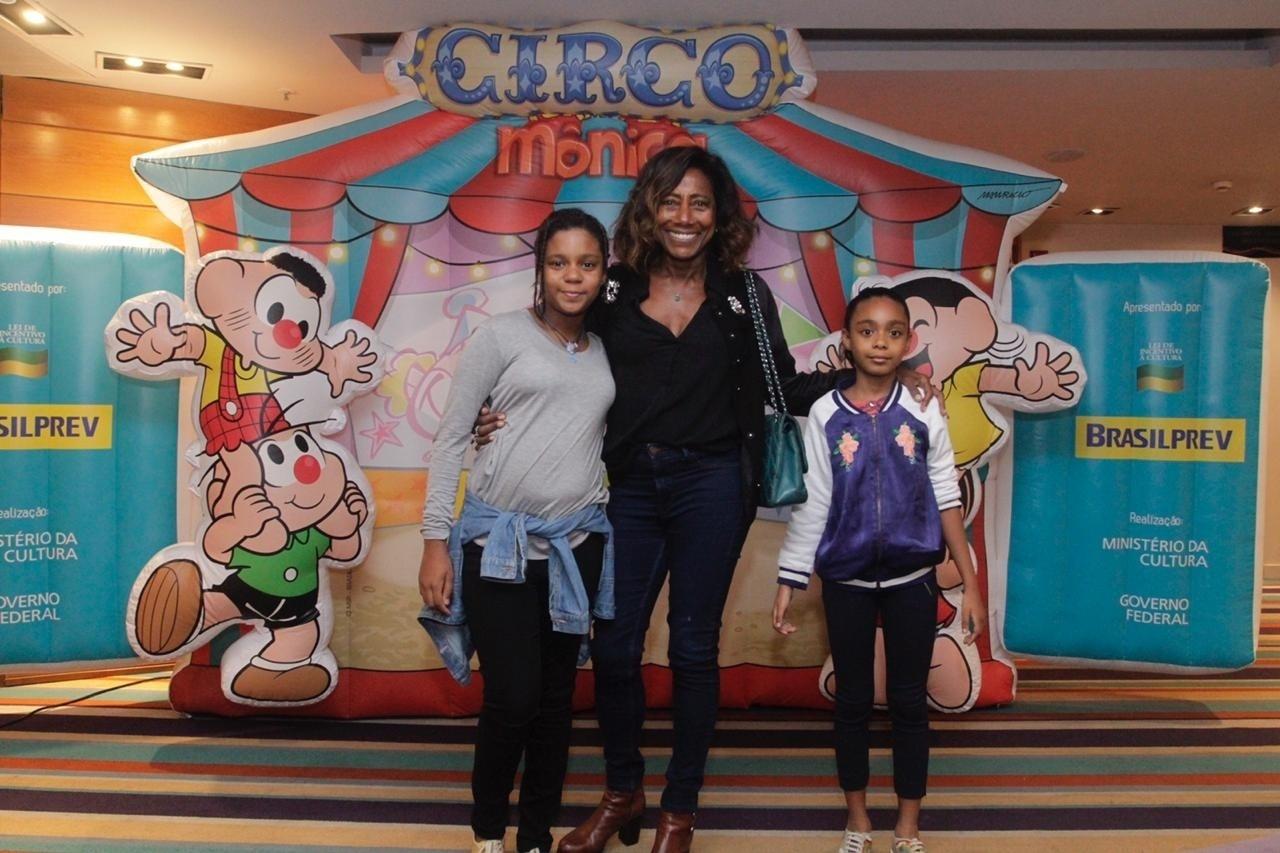 Gloria Maria prestigiou o espetáculo com as filhas Maria, de 10, e Laura, de 9 anos - Marcos Ferreira/CS Eventos RT Fotografia