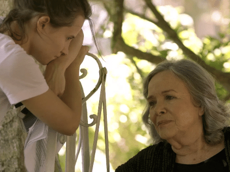 A atriz Bianca Comparato e a ensaísta Rosiska Darcy de Oliveira em cena de "Elogio de Liberdade" - Divulgação/HBO