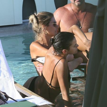 Bruna Marquezine e Izabel Goulart com amigos em piscina de Hotel em Ipanema - Xico Silva/AgNews 