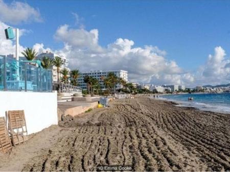 Ibiza tem sido uma ilha para os excluídos e inconformistas - Emma Cooke/BBC