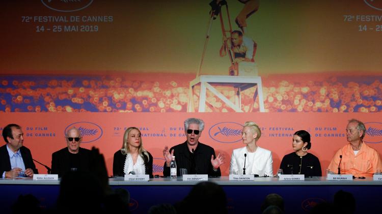 Diretor Jim Jarmusch (4ª da esquerda para a direita) fala em coletiva de imprensa do filme "Os Mortos Não Morrem", em Cannes, junto a Bill Murray, Selena Gomez e colegas - Laurent EMMANUEL / AFP - Laurent EMMANUEL / AFP