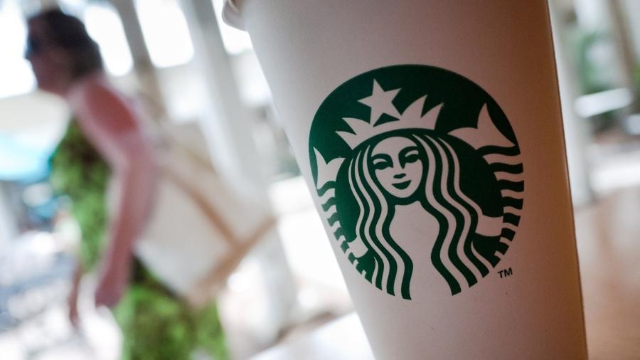 Starbucks disponibilizou recursos à saúde e apoio creche para quem seguir trabalhando - Getty Images