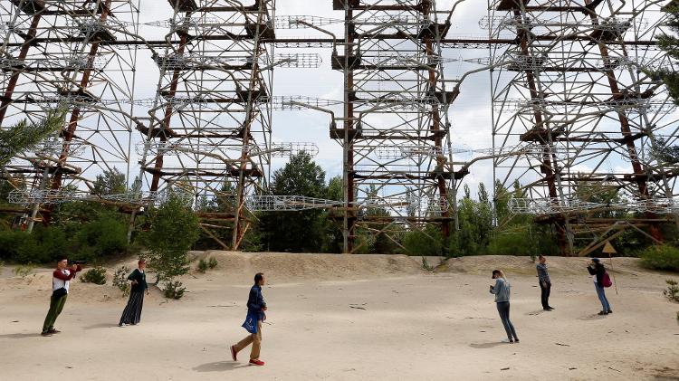 Turistas visitam construções de um antigo sistema de radar perto da usina nuclear de Chernobyl - Valentyn Ogirenko/Reuters - Valentyn Ogirenko/Reuters