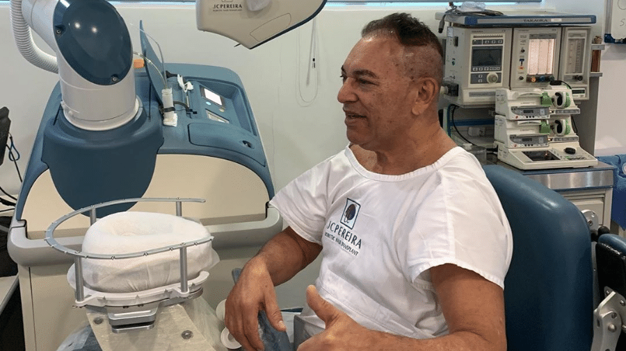 Jassa, cabeleireiro de Silvio Santos, raspa cabeça para transplante capilar - Reprodução/Instagram/jassajj