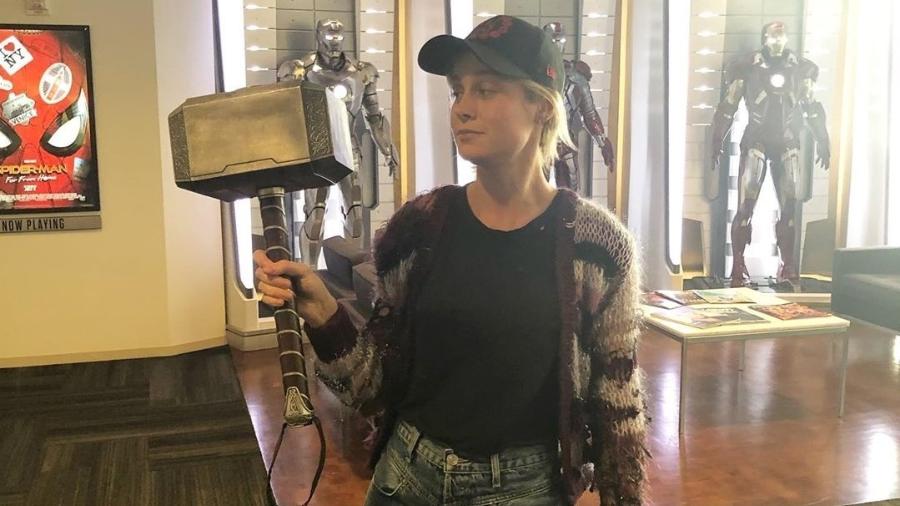 Brie Larson publicou foto segurando o Mjölnir em seu Instagram - Reprodução/Instagram