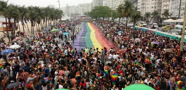 Diversidade | Apesar da chuva, Parada LGBTI do Rio reúne multidão em Copacabana