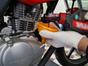 Tem que trocar o óleo da moto a cada 1.000 km ou é desperdício de dinheiro?