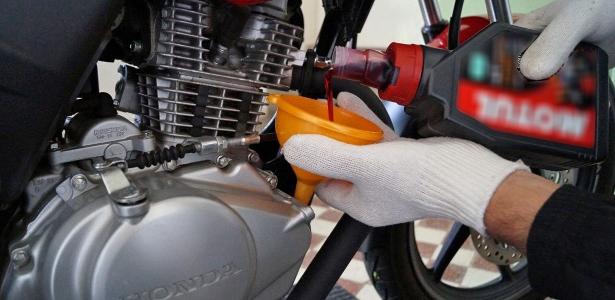 Tem que trocar o óleo da moto a cada 1.000 km ou é desperdício de dinheiro?