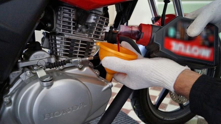 Troca de óleo de moto deve respeitar a recomendação do fabricante 