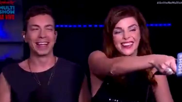 Ao lado de Di Ferrero, Titi Müller aponta o microfone para o público, que está gritando contra o presidente Bolsonaro - Reprodução/Multishow - Reprodução/Multishow