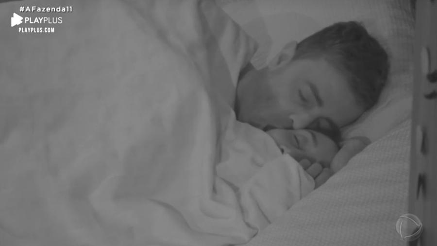 Rodrigo e Sabrina esquentam o edredom durante a madrugada - Reprodução/RecordTV