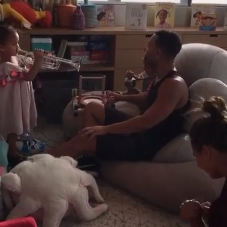 John Legend canta e toca com a mulher e os filhos pequenos - Reprodução/Instagram/chrissyteigen
