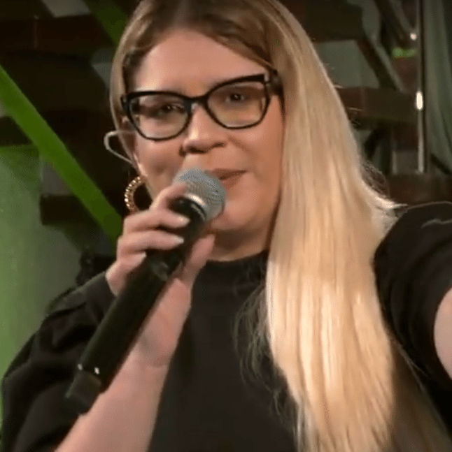 Marília Mendonça esquece a letra de 'De quem é a culpa' em live