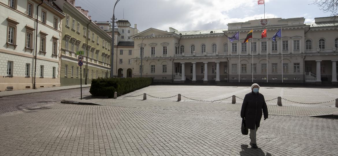 Praça próxima ao palácio do Presidente da Lituânia, na cidade de Vilnius - Paulius Peleckis/Anadolu Agency via Getty Images