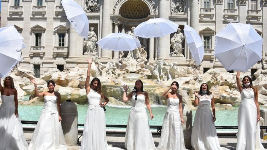 Noivas fazem protesto na fontana de Trevi, em Roma, contra restrições a casamentos impostas por causa da pandemia - Anadolu Agency - 7.jul.2020/Getty Images