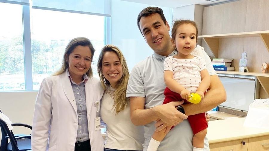 Talita levou a filha Marina para a última consulta médica antes do início do tratamento com o "remédio mais caro do mundo" - Reprodução/Instagram @cureamarina