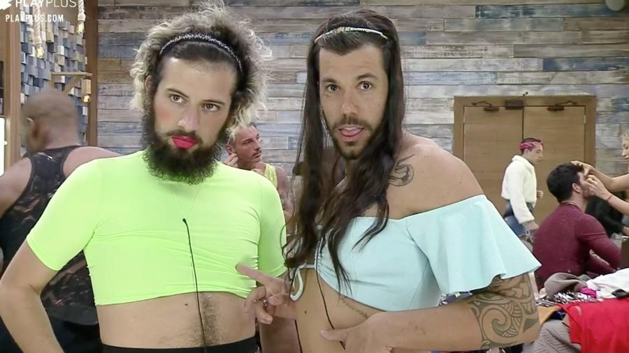 Lipe e Cartolouco se vestem de mulher em "A Fazenda 2020" - Reprodução/Recordtv