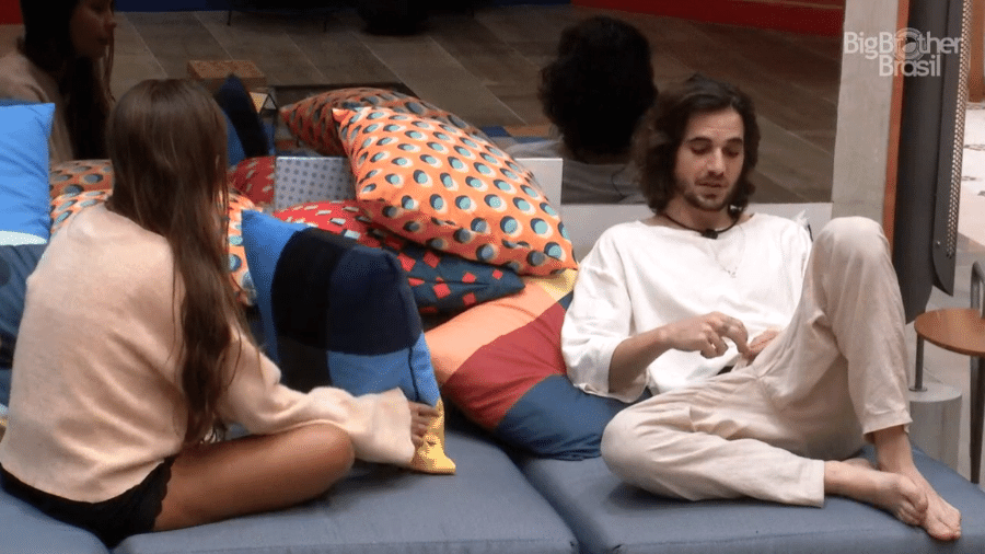 BBB 21: Thaís e Fiuk conversam na sala de estar - Reprodução/Globoplay