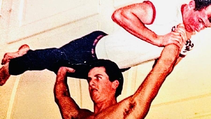Sylvester Stallone, aos 19 anos, levanta homem acima de sua cabeça - Reprodução/Instagram