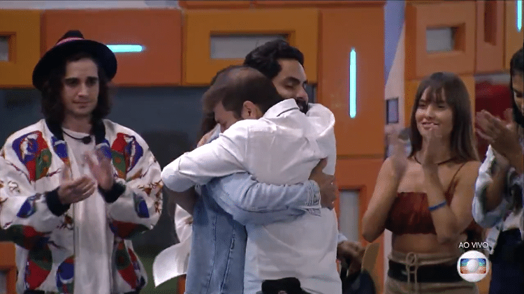 BBB 21: Rodolffo dá boné para Caio após ser eliminado - Reprodução/Globoplay - Reprodução/Globoplay