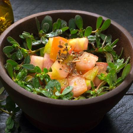 Salada feita com beldroega, considerada uma Panc (Plantas Alimentícias Não Convencionais) - iStock