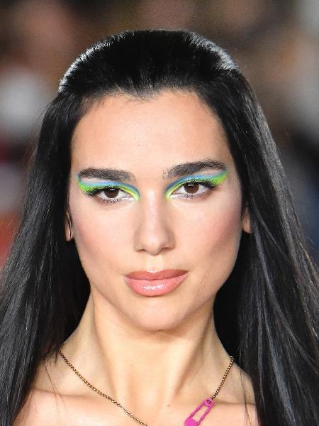 A cantora Dua Lipa no desfile de verão da Versace: maquiagem colorida com destaque para o verde - Gamma-Rapho via Getty Images