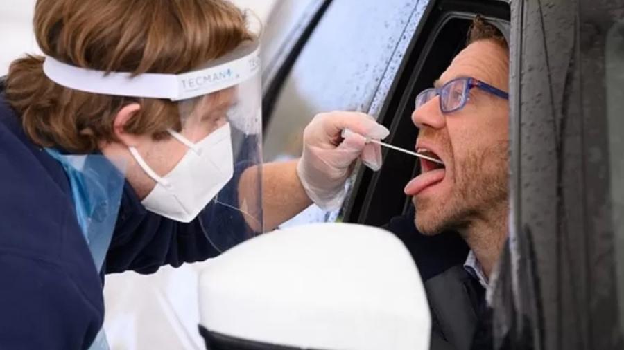 Testes de antígeno e RT-PCR exigem o swab nasal e oral, que envolve inserir uma haste flexível no fundo do nariz e da boca - Getty Images
