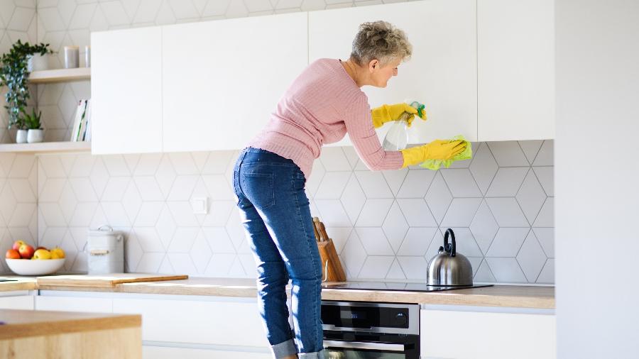 Veja dicas de limpeza para os armários brancos da sua casa, desde a cozinha até o banheiro - Getty Images