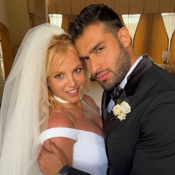 Britney Spears e Sam Asghari se casaram ontem em sua casa em Los Angeles