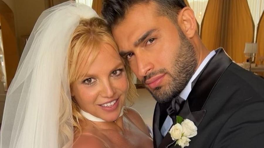 Britney Spears e Sam Asghari no dia do matrimônio; cantora diz que usou calcinha de diamantes - Reprodução/Instagram @kevinostaj