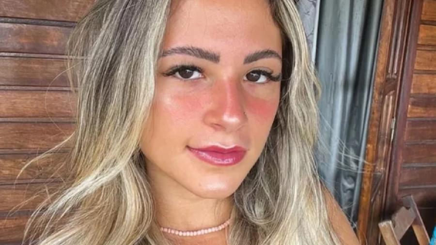 A tiktoker Nathalia Valente desabafa por ataques após reclamar de tatuagem - Reprodução: Instagram