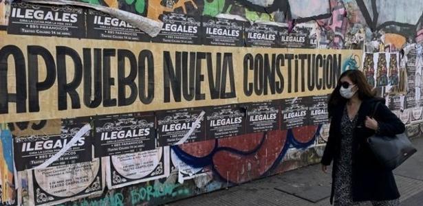 Cartazes em apoio à nova constituição no Chile em ruas de Santiago, antes da rejeição