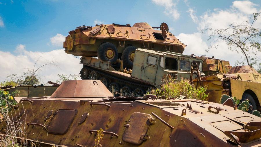 Cemitério de tanques e outros veículos rodeados por cactos na Eritreia - Dave Primov/Getty Images/iStockphoto