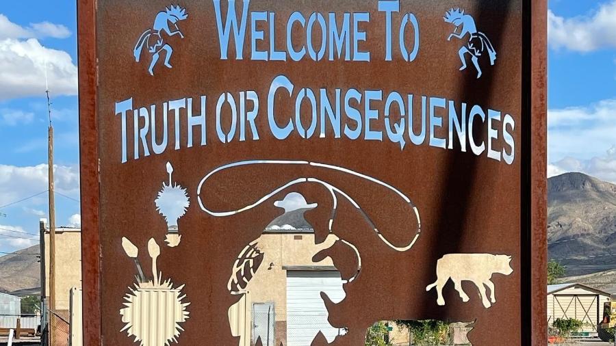 Placa instalada na chegada de Truth or Consequences, no Novo México - Instagram/Reprodução
