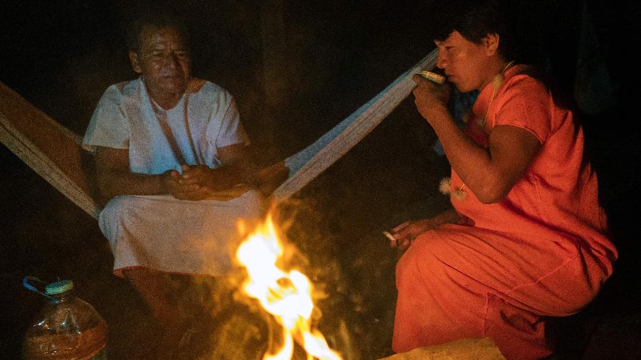 Curandeiro da etnia Siekopai bebe ayahuasca na cerimônia na Amazônia peruana